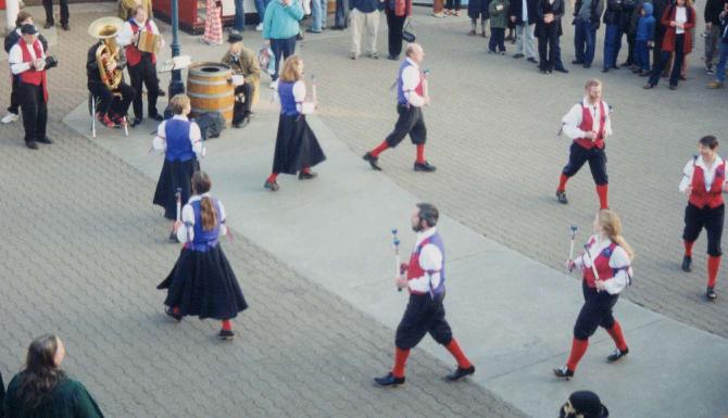 Closing in for the kill - Emperor Norton's at Pier39, Jan 2002