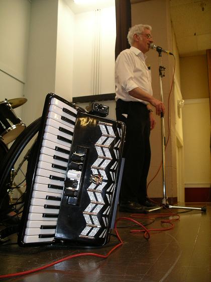 Hugh in action at the Palo Alto ceilidh