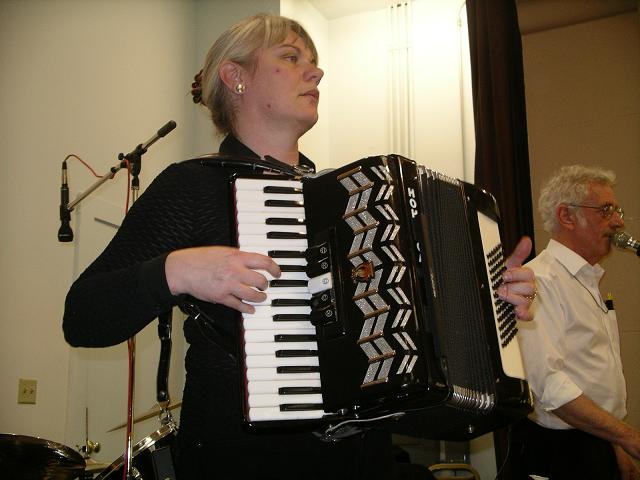 Lynne in action at the Palo Alto ceilidh