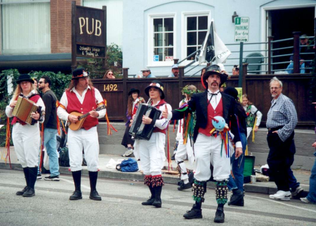 Solano Stroll, Berkeley, July 2001 - the Berkeley Morris Orchestra and chorus do their thing